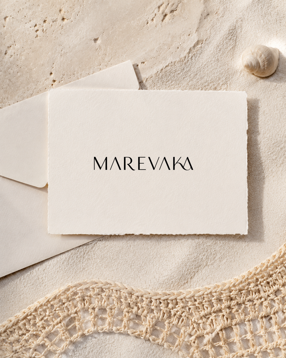 Carte cadeau Marevaka sur papier ivoire, sable et raphia