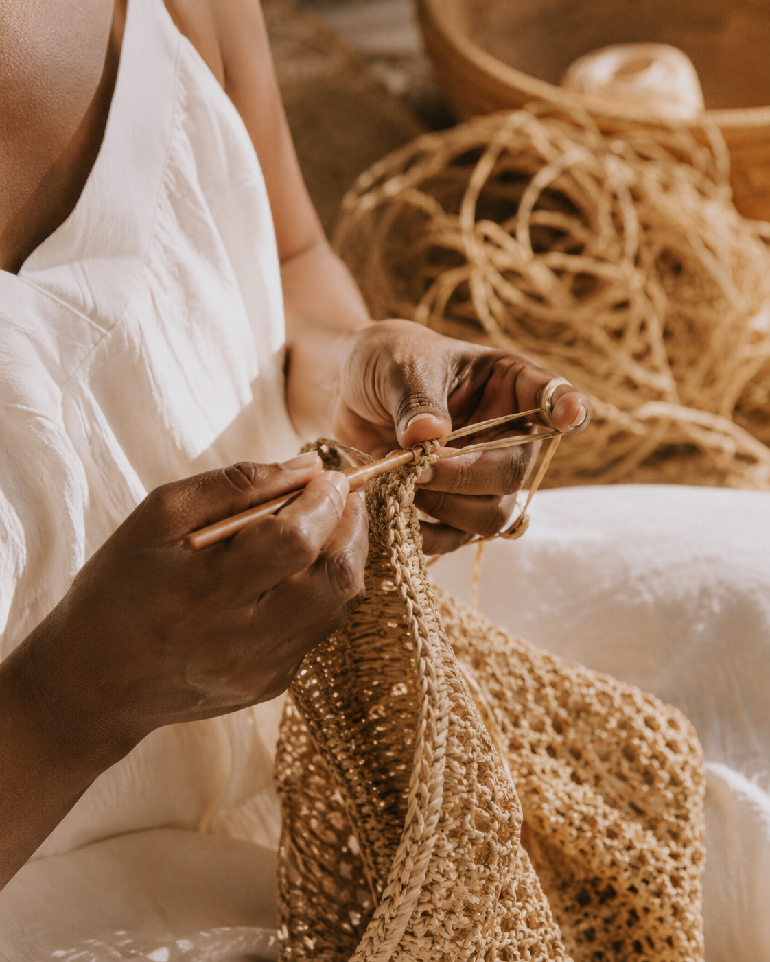 Mains crochetant le raphia à Madagascar