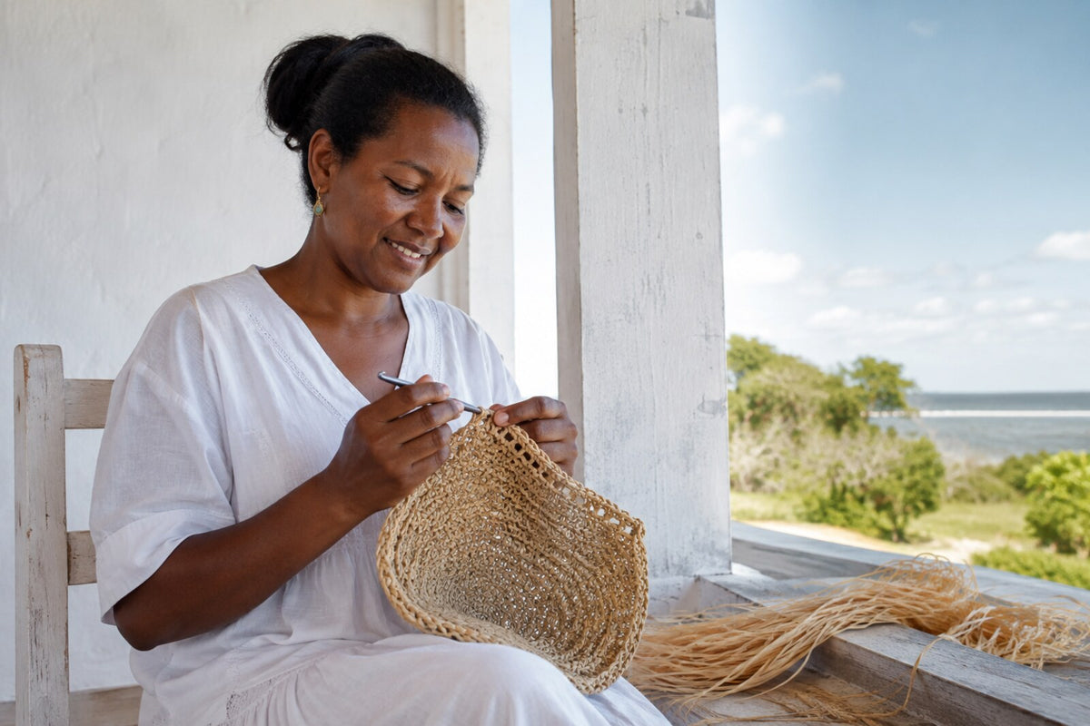 Artisane travaillant le raphia au crochet