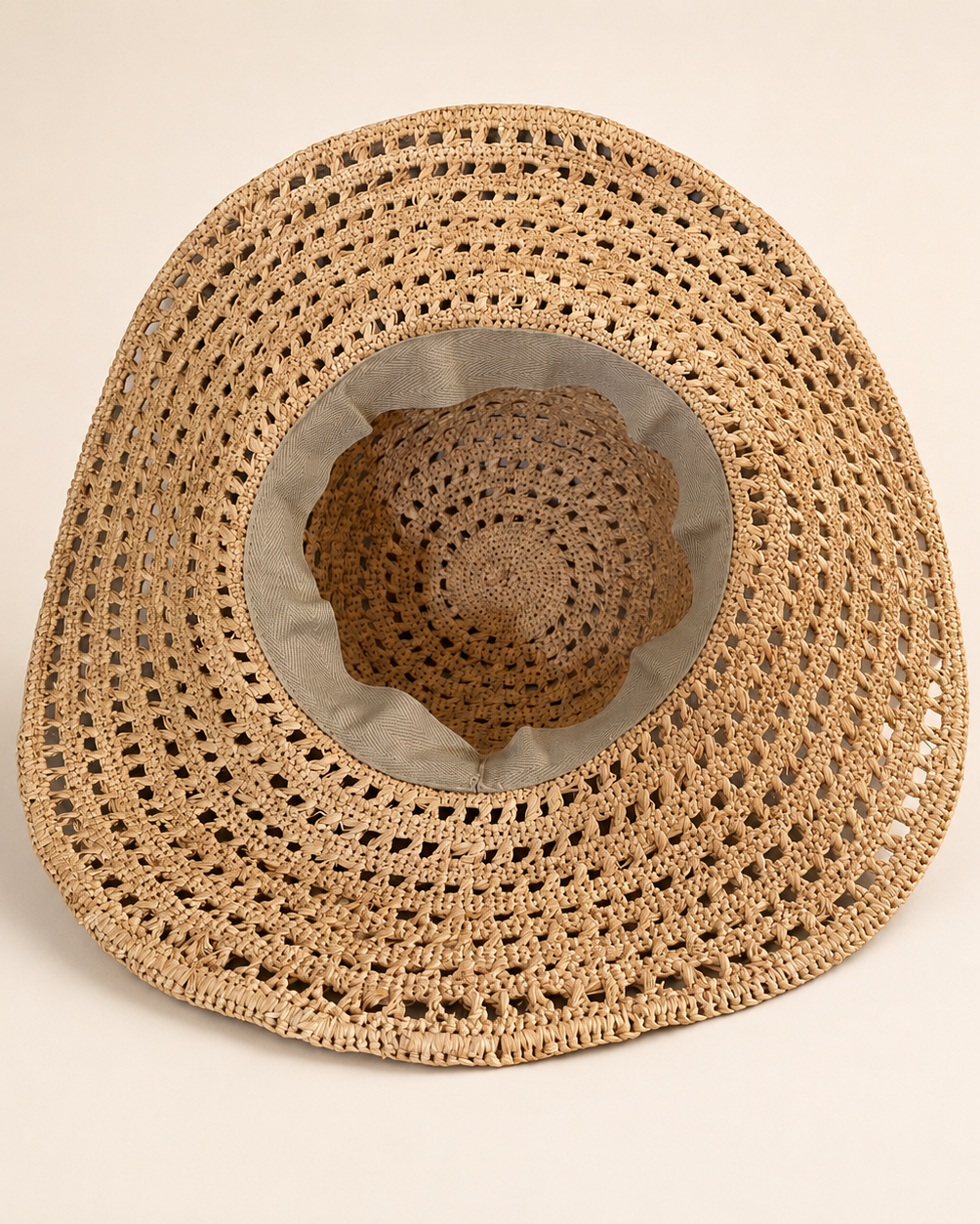 Chapeau en raphia ajouré ROA à large bord, crocheté main à Madagascar – vue 5