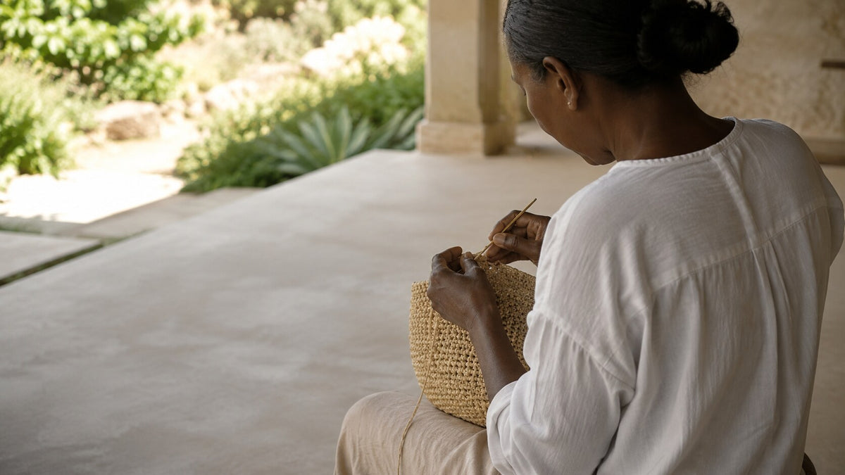 Artisane travaillant le raphia au crochet dans un atelier lumineux