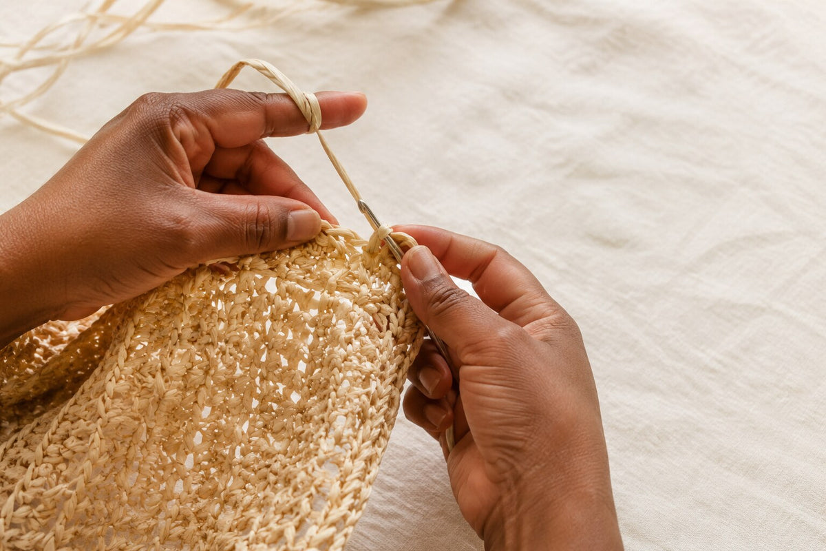 Gros plan sur le point de crochet en raphia naturel
