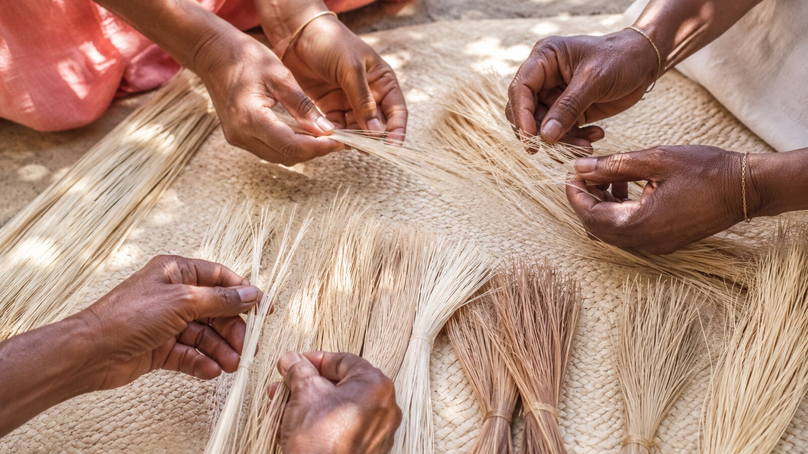 Mains triant ensemble des fibres de raphia