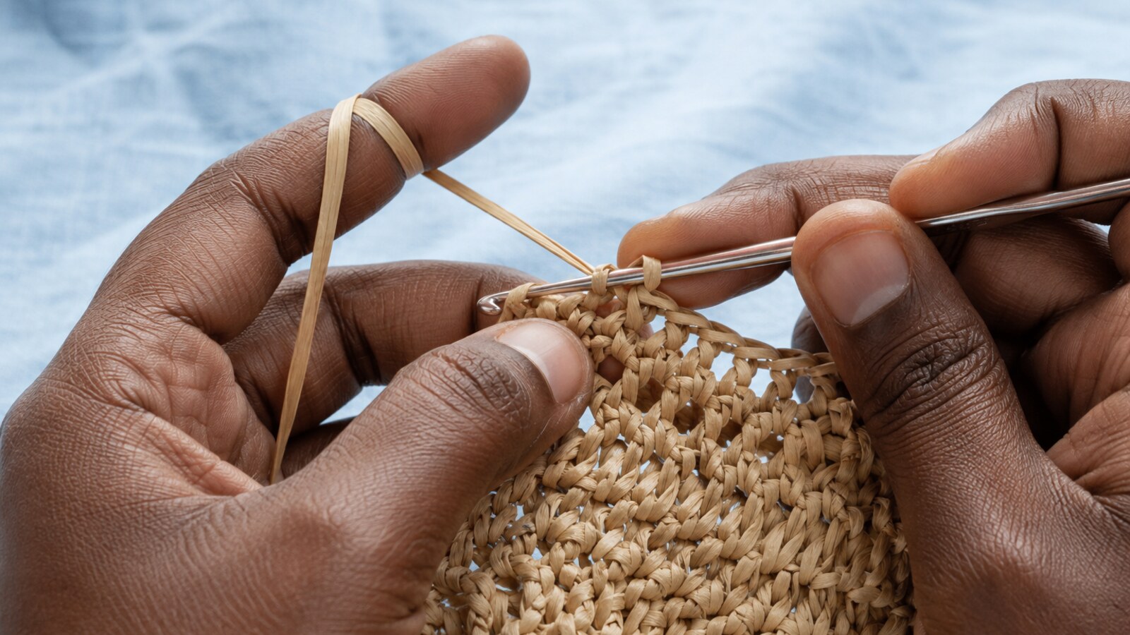 Détail du geste de crochet sur le raphia