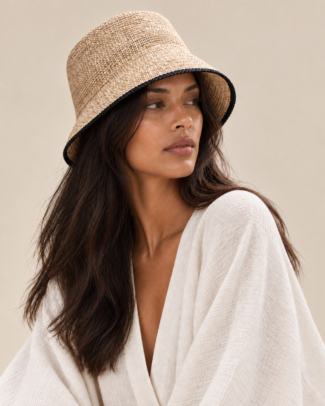 Mannequin Marevaka portant le chapeau TANTARA en raphia naturel avec liseré noir, portrait de trois quarts